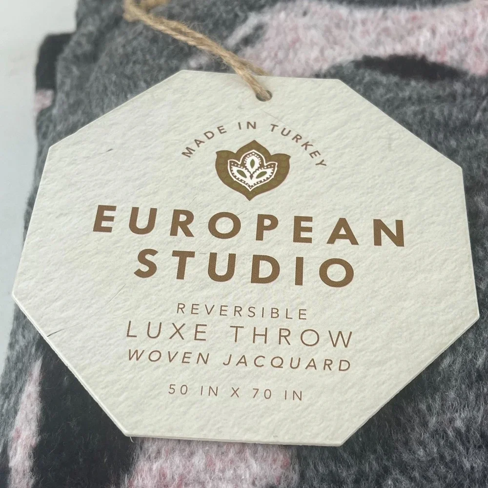 European Studio Luxe Reversible Throw 50x70 Dog Print Reversible Woven Jacquard
